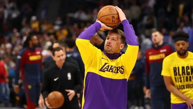 贝斯, 夏洛特, 角色 贝斯, 夏洛特, 角色