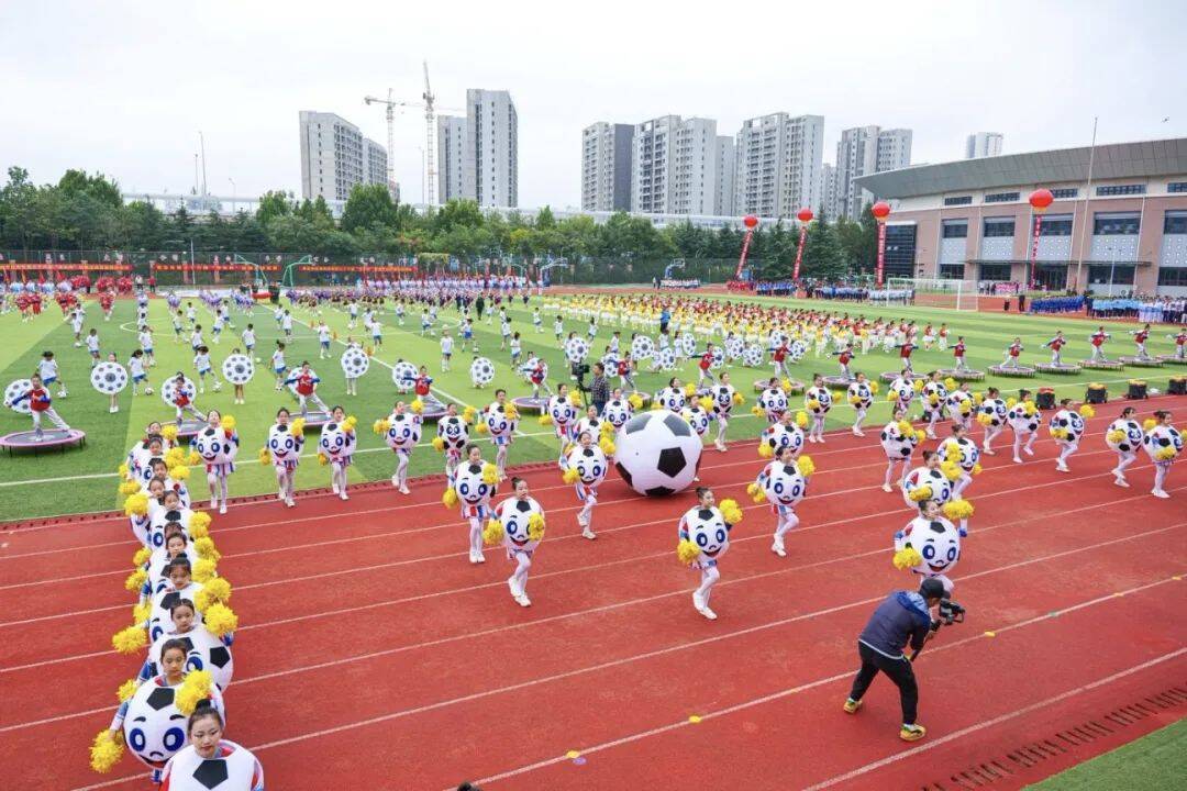 月人民日报, 赛在青岛六, 逐梦绿茵 月人民日报, 赛在青岛六, 逐梦绿茵